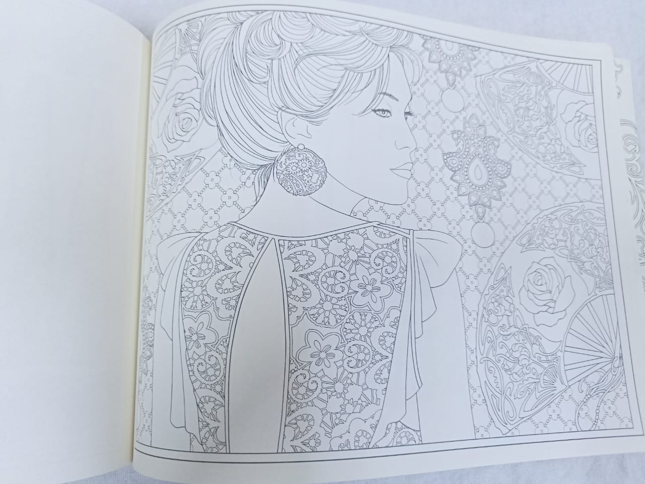 Fashion Art Escapes Colouring Book