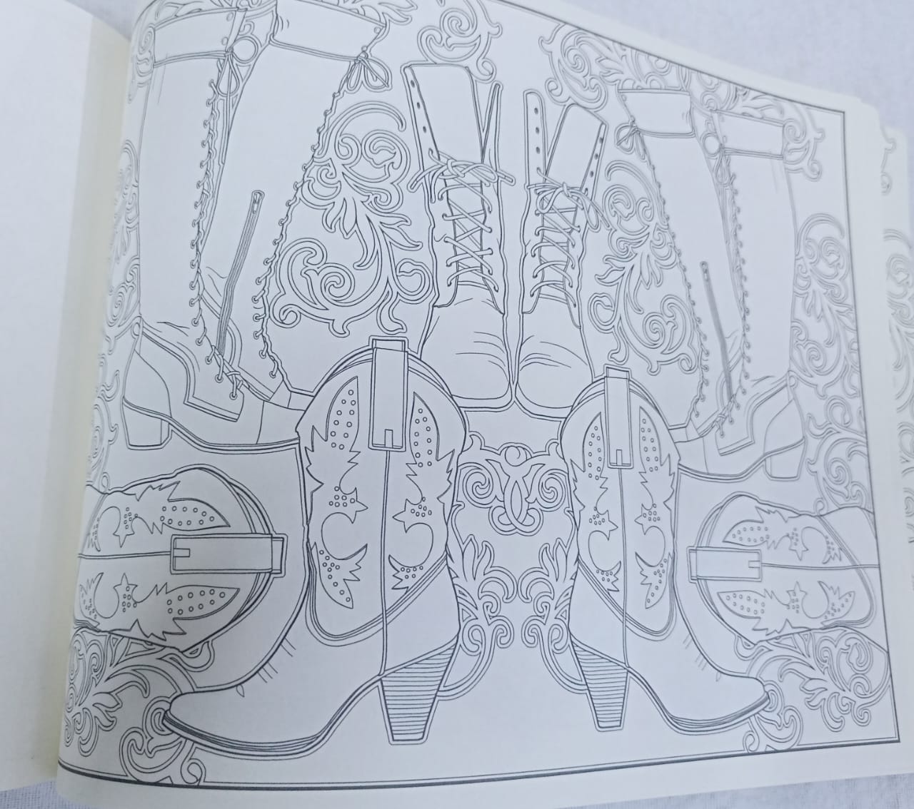 Fashion Art Escapes Colouring Book