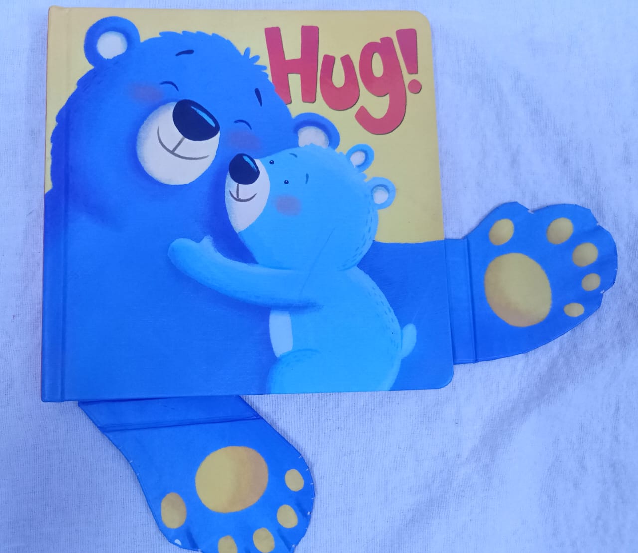 HUG (BOARD BOOK)